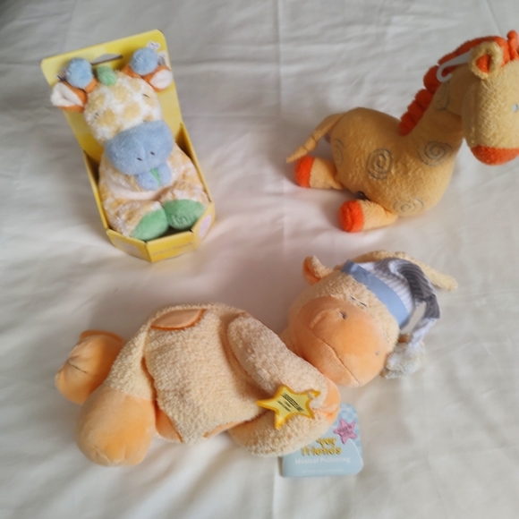 Musical Baby Giraffe Lot - Picture 1 of 7